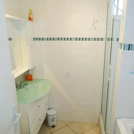 Joli Climatise A 400m Des Commerces *